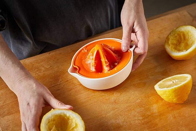 Fiskars Fruit Juicer, With Container, Diameter: 11.9 cm, Synthetic Material, Functional Form, White/Orange, 1016125