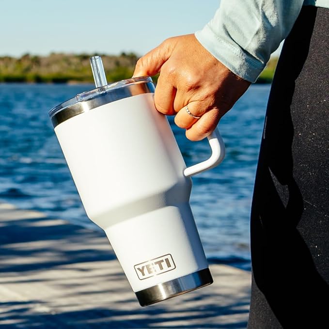 YETI Rambler 35 oz Straw Mug 2.0 - Double-Wall Vacuum Insulation for Cold Beverages – Dishwasher Safe – Cupholder Compatible – Reusable Straw – Comfortable Grip Handle – Travel Mug - Black