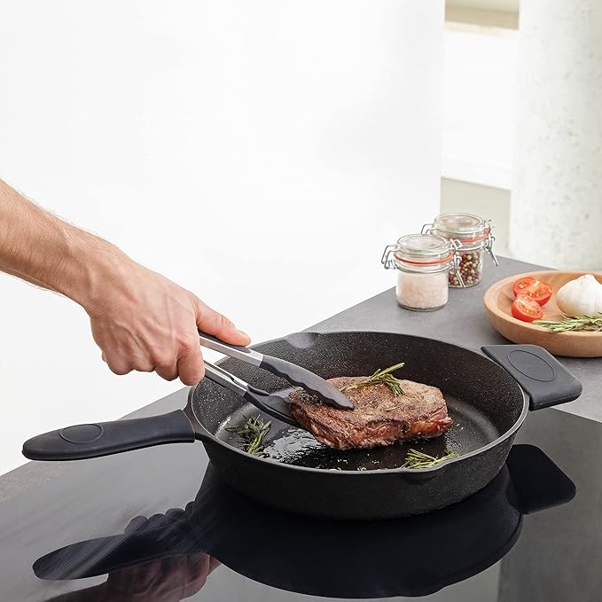 Navaris Cast Iron Skillet - 12"(30cm) Pre-Seasoned Frying Pan with Helper Handle & Silicone Holders, Pour Spouts, for Oven, Stovetop, Grill & Campfire, Heavy-Duty, Even-Heating